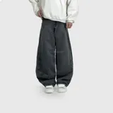 Jean de corte ultra baggy color negro con efecto lavado. Presenta un diseño de estrella grande bordada en el bolsillo trasero y costuras reforzadas.