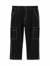 Pantalon cargo negro con costuras a contratono en blanco, bolsillos laterales con solapa y corte recto.