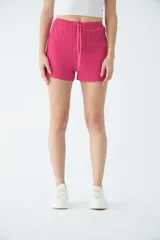 Short negro de poliéster con cintura elástica, cordón ajustable y bolsillos laterales.