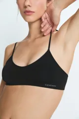 Top deportivo de diseño minimalista, sin costuras, con escote en V y breteles finos. Confeccionado en tejido elástico de tacto suave.