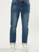 Pantalón de jean azul de corte recto.