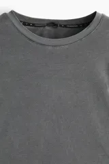 Remera deportiva de manga larga con tejido funcional DryMove, de tacto suave y efecto lavado. Presenta cuello redondo y costuras reforzadas, diseñada para absorber el sudor y mantener la frescura durante el entrenamiento.