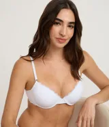 Soutien push-up de microfibra color blanco con detalles de encaje en los bordes superiores de las copas, breteles finos ajustables y cierre trasero con corchetes.