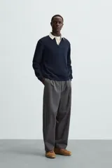 Sudadera de manga larga estilo polo con diseño de rayas horizontales anchas en azul marino y blanco. Presenta cuello de solapa en contraste, cierre frontal con botones ocultos y acabados en rib en puños y bajo.