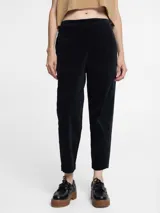 Pantalón negro de pana con corte recto, tiro medio y cintura elástica.