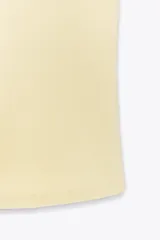 Top de punto con cuello halter y escote redondo profundo, sin mangas y corte ajustado.