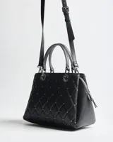 Cartera de símil cuero negro con diseño matelassé romboidal y tachas metálicas plateadas. Cuenta con dos asas de mano, correa bandolera regulable y desmontable, compartimento central con cierre y herrajes plateados con logo XL.