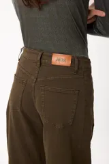 Jean de corte amplio y silueta redondeada, con diseño de tiro alto y ruedo con doblez. Presenta un lavado azul oscuro uniforme y costuras laterales reforzadas.