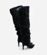 Bota de caña alta over the knee con acabado tipo gamuza, diseño fruncido en la caña, punta fina y tacón kitten heel.