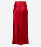 Pollera larga tipo new midi confeccionada en satén rojo, con cierre por cremallera en la cintura y detalle de encaje en la parte trasera.