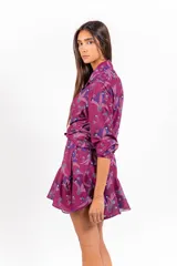 Minifalda color bordó con estampa exclusiva y volado en el ruedo.