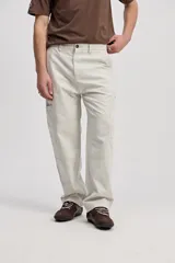 Pantalón cargo baggy color blanco de 100% algodón, con bolsillos laterales y caída suelta de estilo urbano.
