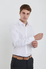 Camisa de vestir blanca, de corte clásico, con cuello italiano y mangas largas.