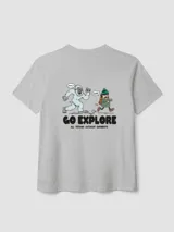 Camiseta gris de algodón orgánico con estampado de un yeti y un explorador en la espalda, corte oversize.
