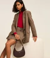 Suéter negro de punto con cuello alto, mangas largas abullonadas y puños largos.