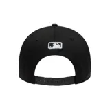 Gorra New Era 9FORTY de los Los Angeles Dodgers, color negro con el logo bordado en blanco en el frente y lateral. Modelo con visera curva y diseño ajustable.