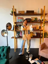 Camisa de manga larga con bloques de color en jean celeste y gabardina color crema.