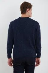 Sweater de escote redondo con manga larga, confeccionado en tejido moteado de textura suave.