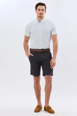 Bermuda clásica azul marino confeccionada en gabardina liviana de algodón con elastano, de corte recto y diseño liso.