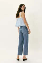 Jeans de tiro alto con diseño de cinco bolsillos, corte slim y bajo con acabado sin costuras. Cierre frontal con cremallera y botón.