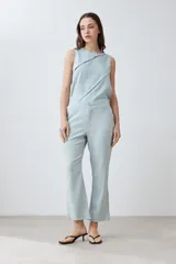 Pantalón capri color durazno de lino con efecto desflecado en el ruedo.