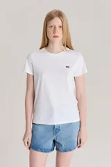 Remera blanca de algodón con calce estándar y logo de Levi's bordado en el pecho.