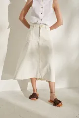 Falda larga de jean color marrón, de corte acampanado con costuras pespuntadas visibles y diseño de tiro medio.