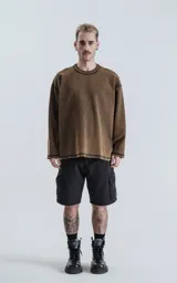 Buzo de cuello redondo con calce oversize y hombros caídos. Confeccionado en algodón gamuzado pesado con un proceso de lavado efecto óxido que genera un tono irregular. Presenta costuras expuestas a contratono y detalles de roturas en cuello, puños y ruedo, logrando una estética desgastada.
