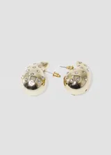 Par de aros plateados con forma de gota y strass incrustados.