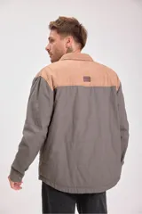 Cazadora acolchada con interior de piel sintética, color gris y beige, con cuello clásico, cierre con botones a presión y bolsillos laterales.