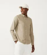 Camisa de manga larga con cuello camisero y abotonadura frontal. Confeccionada en tejido Oxford de algodón con acabado efecto lavado y corte comfort fit.