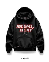 Canguro negro con capucha, puños y cintura acanalados. Estampado frontal con el nombre del equipo de baloncesto Miami Heat en blanco y rojo, y el logo de la NBA.