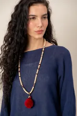 Sweater de punto color azul marino, con cuello redondo amplio y mangas tres cuartos.