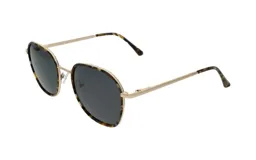 Lentes de sol Betsy con montura redonda de carey, marco dorado y lentes grises.