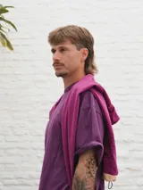 Remera gris jaspeado de algodón con corte boxy fit y bordado de olas verdes en el pecho.