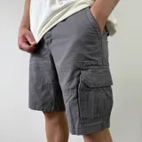 Bermuda cargo de gabardina Santa Barbara color gris, con bolsillos laterales con solapa y bolsillos delanteros clásicos.