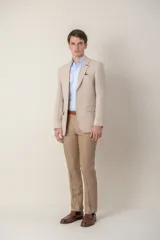 Pantalón de vestir color beige confeccionado en lino, de corte clásico.