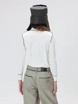 Pantalón sastrero de tiro medio y pierna ancha, con diseño a rayas verticales finas y detalle de vivos negros en la pretina y a lo largo del frente.