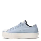 Championes Converse modelo Chuck Taylor Lift de plataforma, color celeste con cordones al tono y puntera de goma blanca.