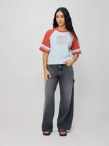 Pantalón jean gris de corte ancho, estilo baggy, con bolsillos delanteros y traseros.