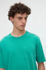 Remera de manga corta color verde, con calce relaxed y estampa en la espalda con diseño de naranjas y texto "Verdevita".