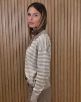 Cardigan de punto a rayas horizontales en tonos beige y tostado, con cuello camisero, cierre frontal de botones y mangas largas.