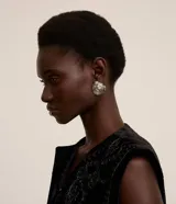 Aros plateados con forma de rosa, con cierre de tornillo.