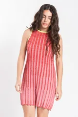 Vestido corto de punto con brillo, de rayas verticales rojas y rosadas, cuello redondo y diseño sin mangas.