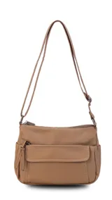 Bandolera morral color tostado con textura de cuero granulado. Cuenta con un bolsillo frontal con solapa y cierre, y otro bolsillo frontal con cierre. Tiene una correa ajustable y un compartimento principal con cierre.