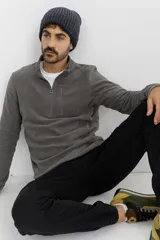 Campera de micropolar azul marino con cierre frontal parcial y bolsillo en el pecho.