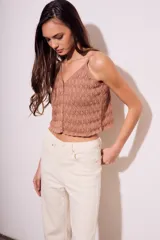 Top color marrón con textura lurex, breteles finos y cierre frontal con botones.