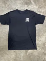 Remera negra de algodón con estampado frontal de letras blancas con la frase "Debí tirar más fotos" y logo pequeño de la marca Brokers Wear en la parte superior.