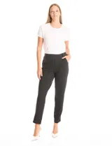 Pantalón de vestir negro de corte recto, con cintura elástica ancha y bolsillos laterales funcionales. Presenta un diseño minimalista sin cierres ni botones, con bolsillos traseros tipo ojal simulados.