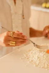 Anillo de bronce con diseño orgánico y aberturas irregulares.